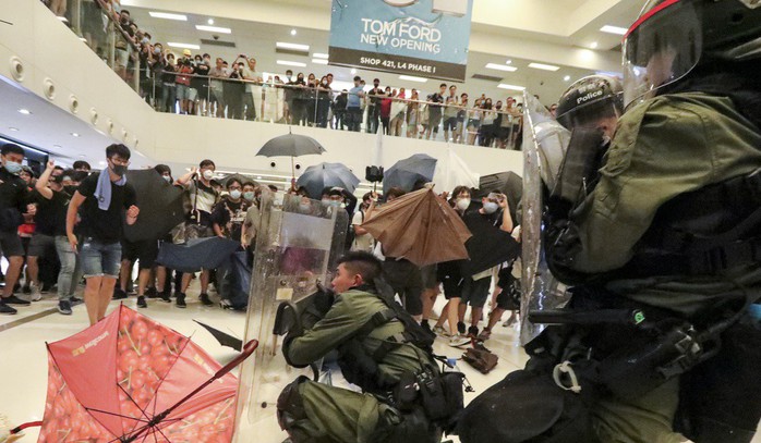 Cảnh sát Hồng Kông tung chiêu mới đối phó người biểu tình - Ảnh 2.