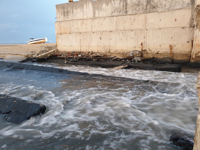 Sau cơn mưa, nước thải đen ngòm lại chảy tuôn xối xả ra biển Đà Nẵng - Ảnh 6.