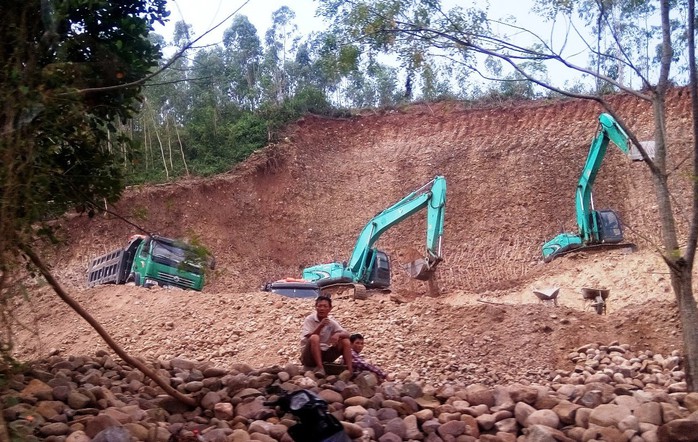 Quảng Bình: Hàng loạt lãnh đạo của xã bị cách chức do sai phạm trong đất đai - Ảnh 1.