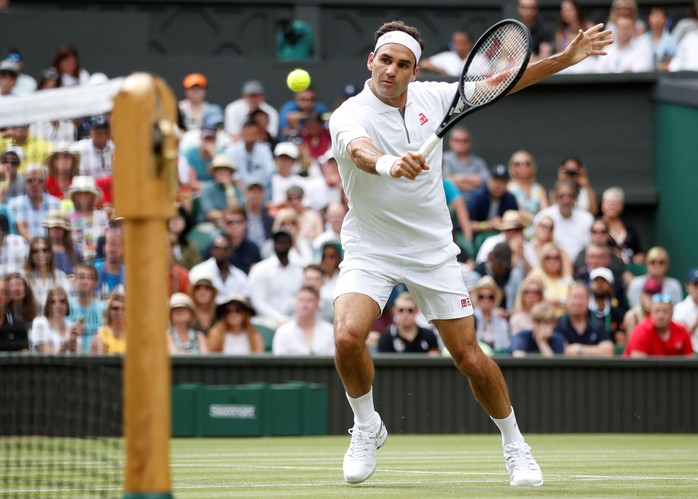 Federer khiến Fan thót tim trong ngày xuất quân Wimbledon 2019 - Ảnh 1.