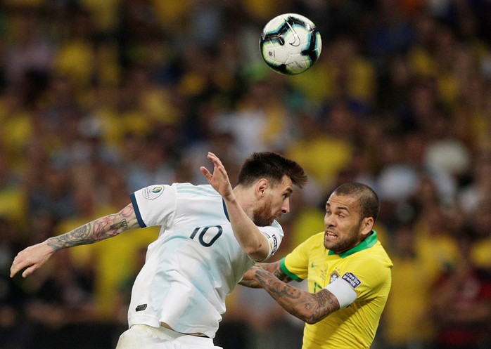 Hậu vệ Dani Alves - Gừng càng già càng cay - Ảnh 4. Hậu vệ tỷ lệ bóng đá kèo nhà cái - Gừng càng già càng cay - Ảnh 4.