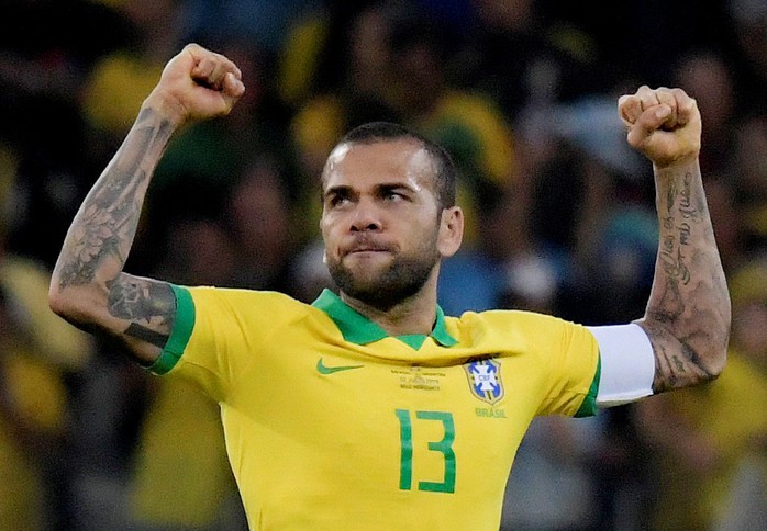 Hậu vệ Dani Alves - Gừng càng già càng cay - Ảnh 7. Hậu vệ tỷ lệ bóng đá kèo nhà cái - Gừng càng già càng cay - Ảnh 7.