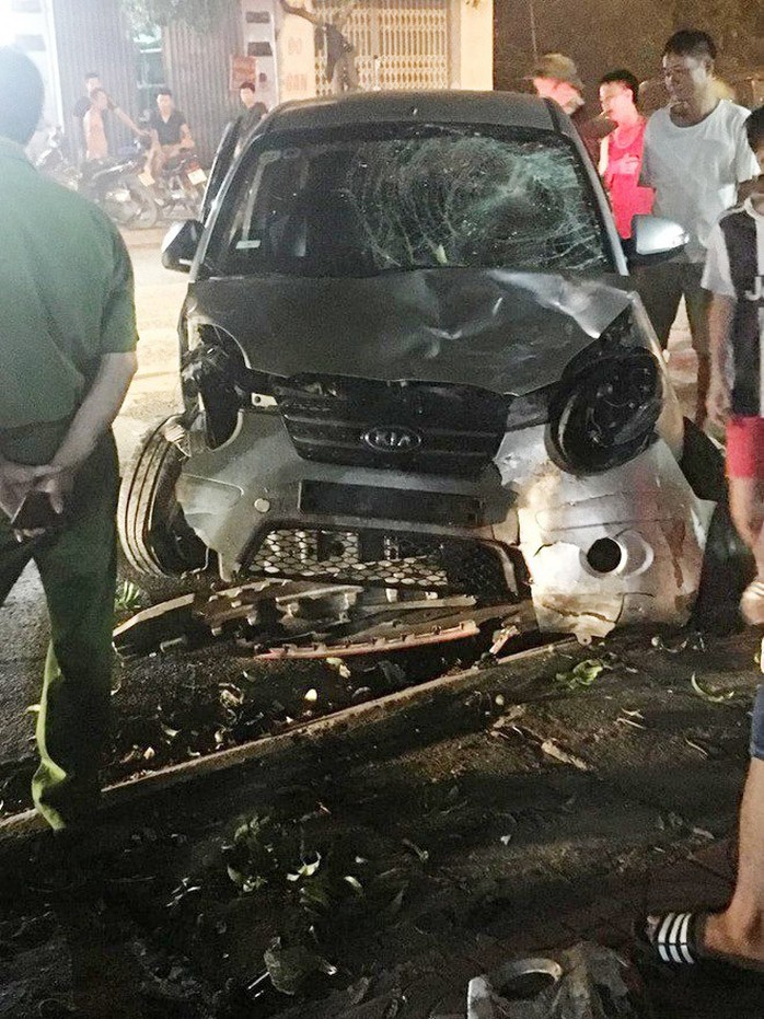 Gây tai nạn bỏ chạy, xe điên tông hàng loạt xe máy khiến 7 người bị thương - Ảnh 1.