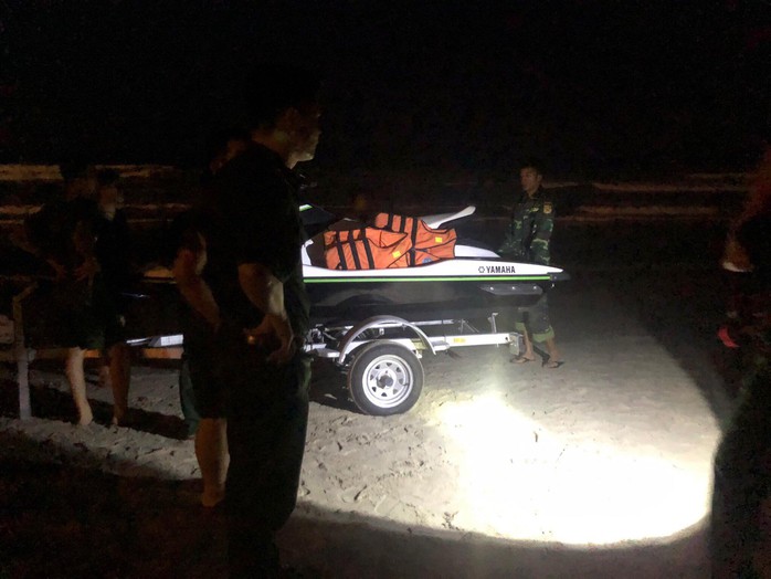 Hai học sinh bị sóng cuốn mất tích trên biển Đà Nẵng - Ảnh 1.