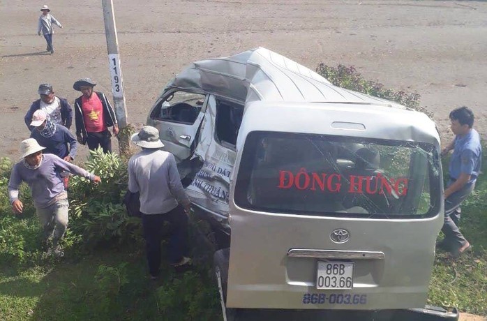Bình Thuận: Tàu lửa tông xe khách 16 chỗ, 3 người tử vong - Ảnh 3.