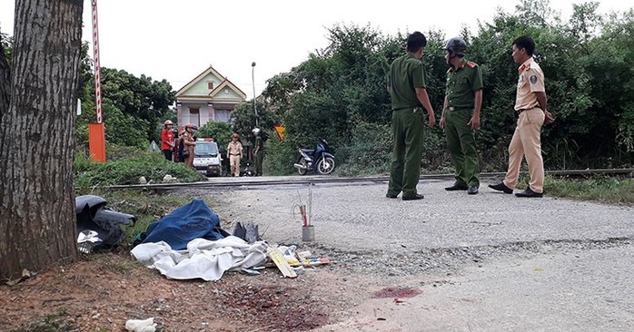 Băng qua đường ngang có gác chắn, người phụ nữ bị tàu cán tử vong - Ảnh 1.