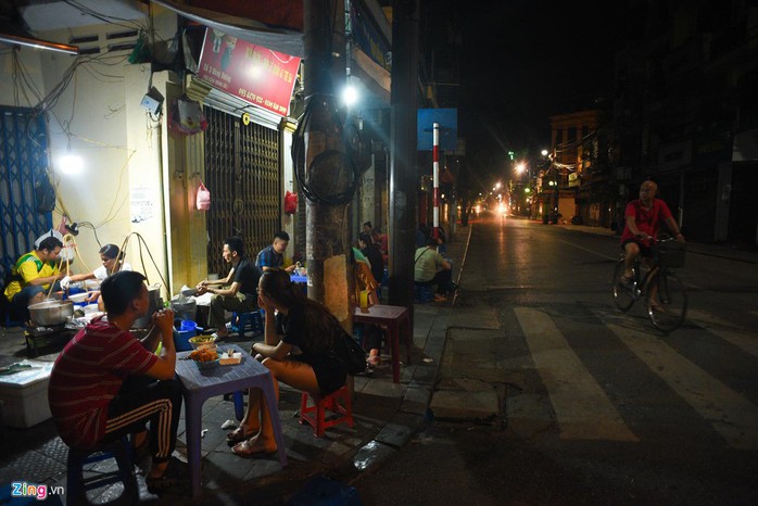 Gánh phở bò sốt vang 30 năm chỉ bán từ 3 giờ sáng - Ảnh 1. Gánh phở bò sốt vang 30 năm chỉ bán từ 3 giờ sáng - Ảnh 1.