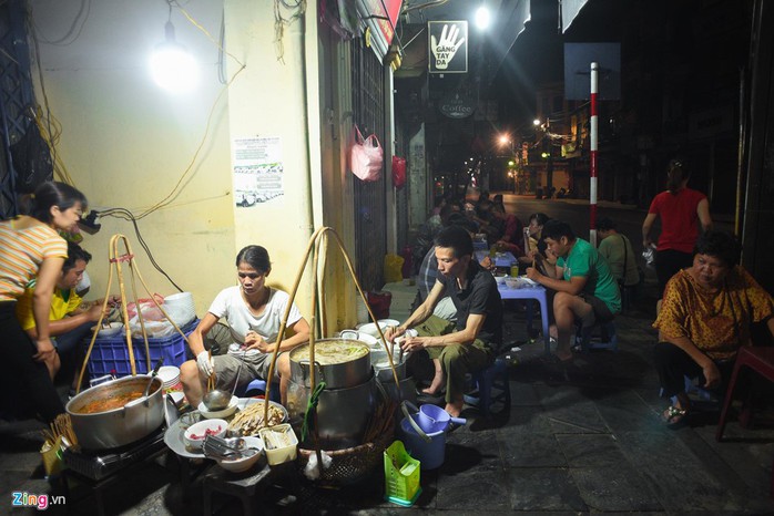 Gánh phở bò sốt vang 30 năm chỉ bán từ 3 giờ sáng - Ảnh 2.