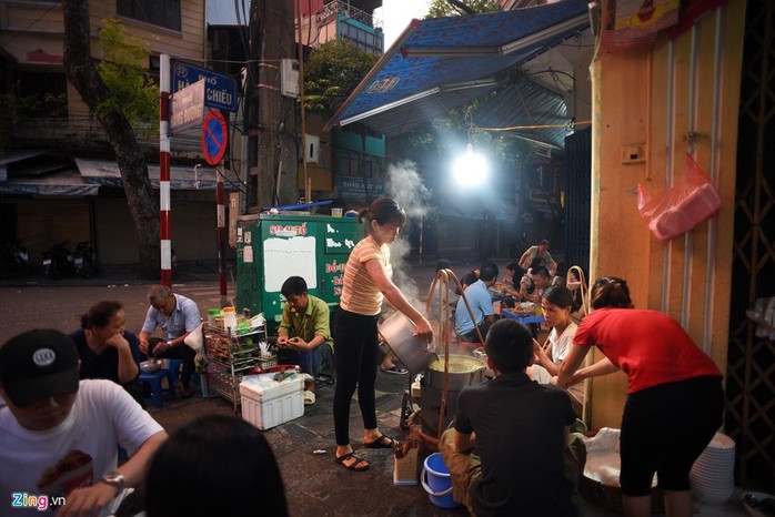 Gánh phở bò sốt vang 30 năm chỉ bán từ 3 giờ sáng - Ảnh 4.