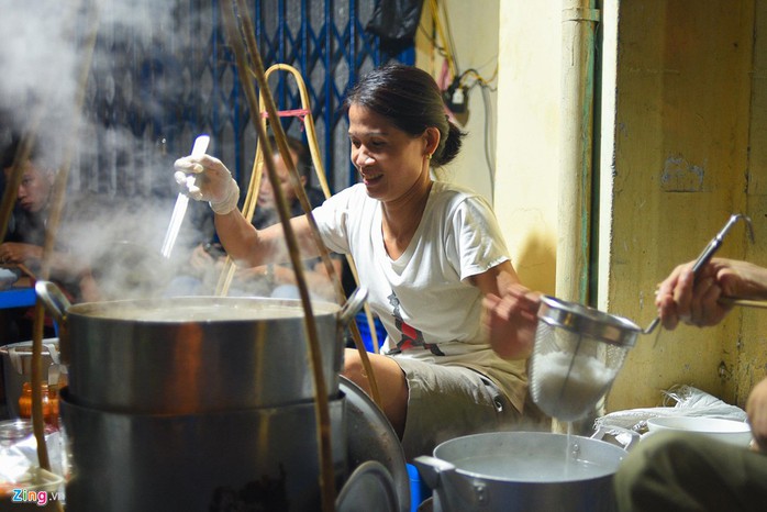 Gánh phở bò sốt vang 30 năm chỉ bán từ 3 giờ sáng - Ảnh 5.