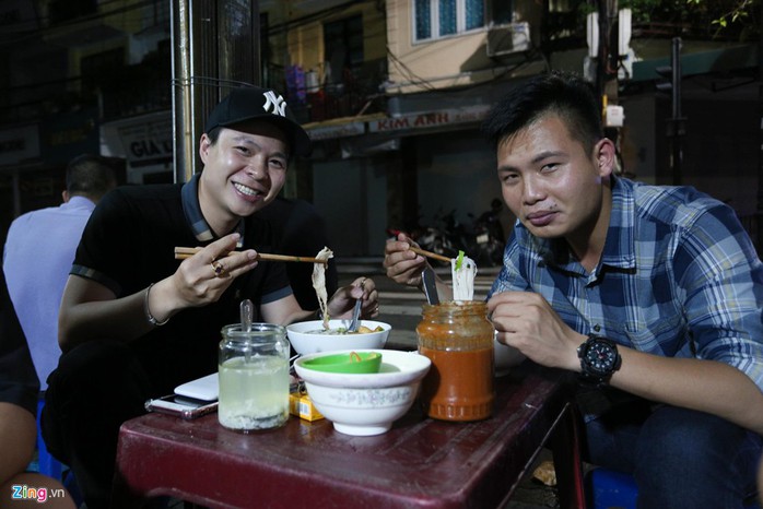 Gánh phở bò sốt vang 30 năm chỉ bán từ 3 giờ sáng - Ảnh 8.
