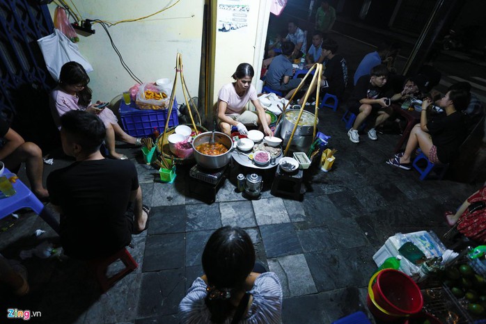 Gánh phở bò sốt vang 30 năm chỉ bán từ 3 giờ sáng - Ảnh 9.