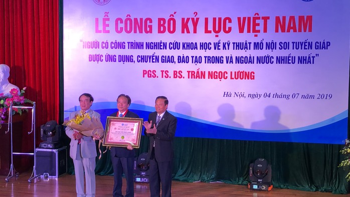 Bác sĩ Việt có nhiều học viên nước ngoài nhất nhận chứng nhận kỷ lục Việt Nam - Ảnh 2.