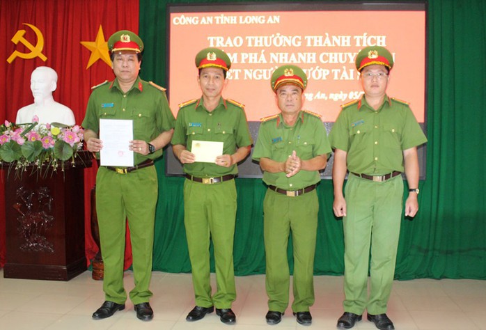 Thưởng nóng cho Ban chuyên án điều tra nghi can sát hại người đầu bếp ở Long An - Ảnh 1.