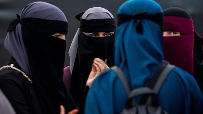 Tunisia cấm đeo mạng che mặt sau vụ đánh bom kép - Ảnh 1.