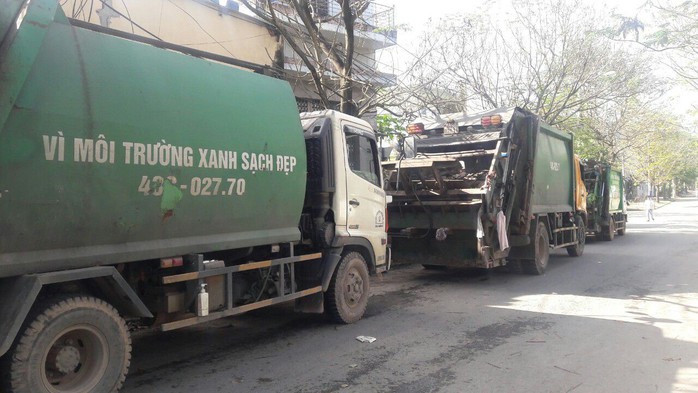 Bãi rác Khánh Sơn bị người dân chặn đường vào, hơn 700 tấn rác bị ùn ứ quanh - Ảnh 1.