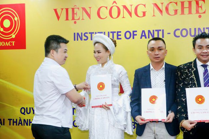 Viện Công nghệ chống làm giả: Từ vinh danh thuốc ung thư giả Vinaca đến thành lập Ban Chống hàng giả - Ảnh 2.