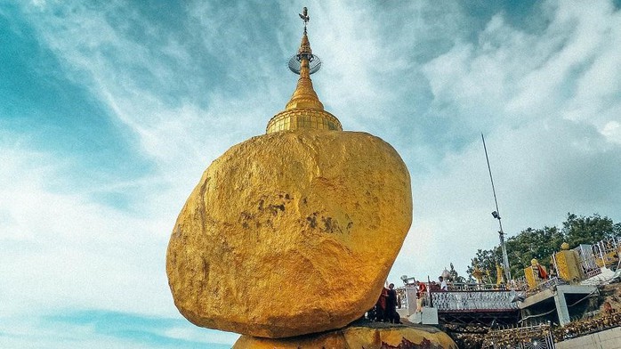 Những ngôi đền, chùa dát vàng, đính kim cương ở Myanmar - Ảnh 3.