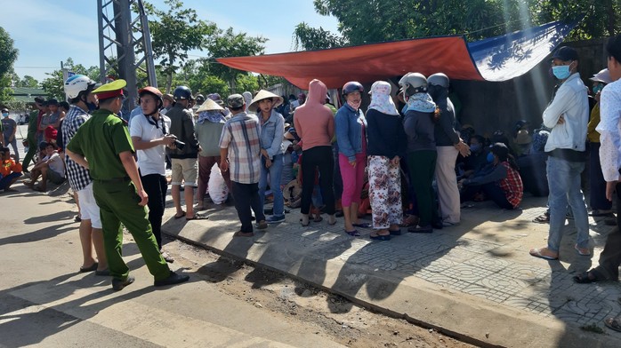 Đà Nẵng: Hàng chục người dân lại tiếp tục dựng lều chặn xe chở rác - Ảnh 2.