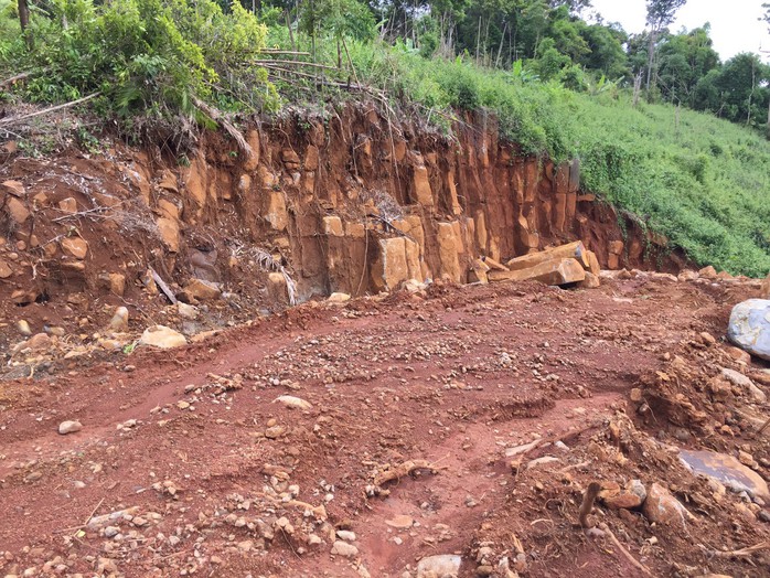 Điều tra vụ khai thác khoáng sản trong rừng do quân sự quản lý - Ảnh 2.