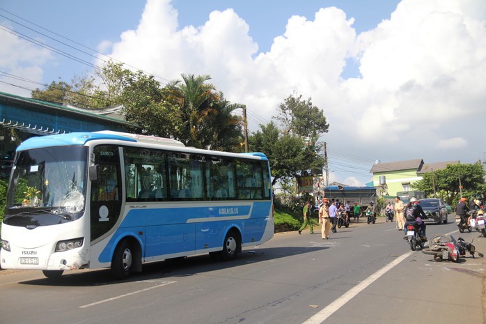 Tông trực diện xe khách, người đi xe máy tử vong tại chỗ - Ảnh 2.