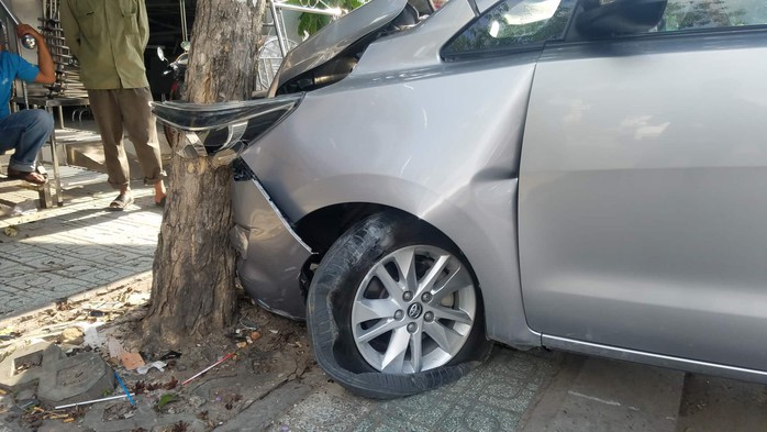 Ôtô nổ lốp trên đường Phan Văn Trị lao thẳng vào tài xế GrabBike - Ảnh 2.
