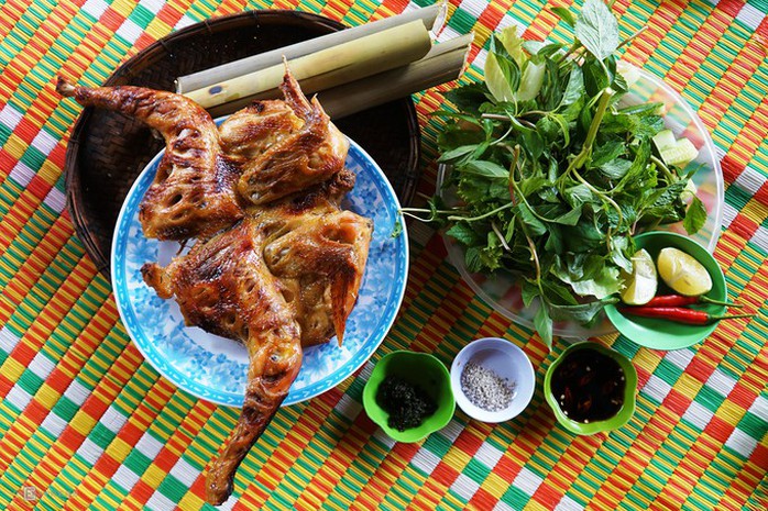Gà nướng, cơm lam - đặc sản dân dã của núi rừng Tây Nguyên - Ảnh 1. Gà nướng, cơm lam - đặc sản dân dã của núi rừng Tây Nguyên - Ảnh 1.