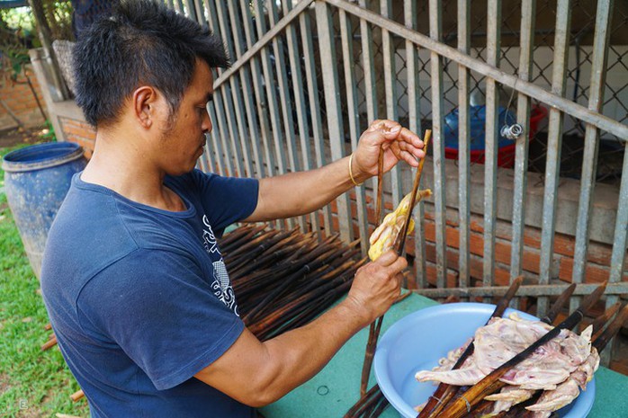 Gà nướng, cơm lam - đặc sản dân dã của núi rừng Tây Nguyên - Ảnh 2. Gà nướng, cơm lam - đặc sản dân dã của núi rừng Tây Nguyên - Ảnh 2.
