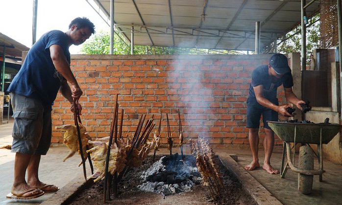 Gà nướng, cơm lam - đặc sản dân dã của núi rừng Tây Nguyên - Ảnh 3. Gà nướng, cơm lam - đặc sản dân dã của núi rừng Tây Nguyên - Ảnh 3.