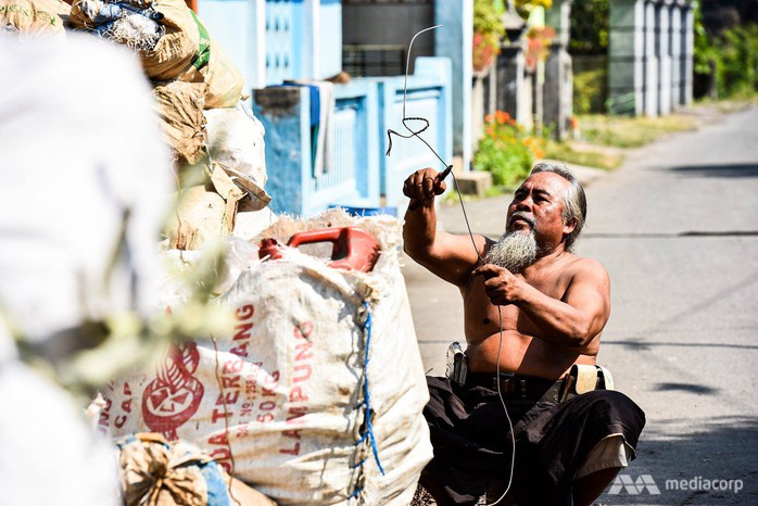 Rác thải “nuốt chửng” ngôi làng ở Indonesia - Ảnh 5.