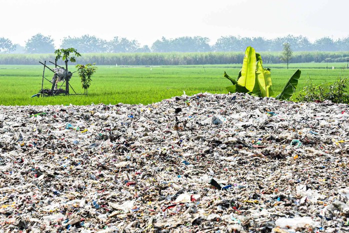 Rác thải “nuốt chửng” ngôi làng ở Indonesia - Ảnh 7.