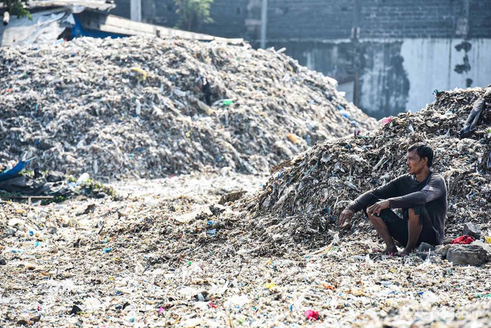 Rác thải “nuốt chửng” ngôi làng ở Indonesia - Ảnh 10.