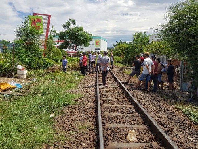 Tai nạn ngay gác chăn, ách tắc đường đi Tây Nha Trang - Ảnh 2.