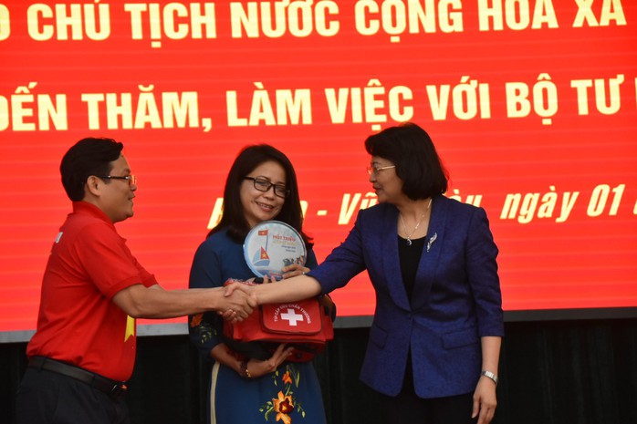 Phó Chủ tịch nước cùng Báo Người Lao Động trao 1.000 lá cờ Tổ Quốc cho ngư dân Bà Rịa - Vũng Tàu - Ảnh 4. Phó Chủ tịch nước cùng Báo Người bóng đá tỷ lệ kèo nhà cái Động trao 1.000 lá cờ Tổ Quốc cho ngư dân Bà Rịa - Vũng Tàu - Ảnh 4.