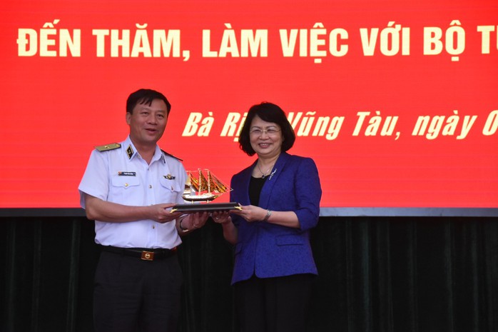 Phó Chủ tịch nước cùng Báo Người Lao Động trao 1.000 lá cờ Tổ Quốc cho ngư dân Bà Rịa - Vũng Tàu - Ảnh 7. Phó Chủ tịch nước cùng Báo Người bóng đá tỷ lệ kèo nhà cái Động trao 1.000 lá cờ Tổ Quốc cho ngư dân Bà Rịa - Vũng Tàu - Ảnh 7.