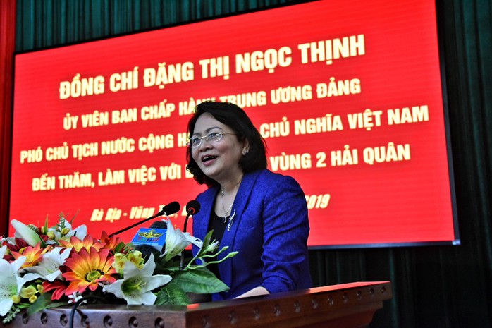Phó Chủ tịch nước cùng Báo Người Lao Động trao 1.000 lá cờ Tổ Quốc cho ngư dân Bà Rịa - Vũng Tàu - Ảnh 3. Phó Chủ tịch nước cùng Báo Người bóng đá tỷ lệ kèo nhà cái Động trao 1.000 lá cờ Tổ Quốc cho ngư dân Bà Rịa - Vũng Tàu - Ảnh 3.