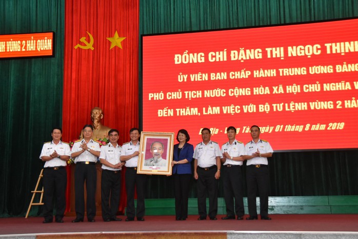 Phó Chủ tịch nước cùng Báo Người Lao Động trao 1.000 lá cờ Tổ Quốc cho ngư dân Bà Rịa - Vũng Tàu - Ảnh 5. Phó Chủ tịch nước cùng Báo Người bóng đá tỷ lệ kèo nhà cái Động trao 1.000 lá cờ Tổ Quốc cho ngư dân Bà Rịa - Vũng Tàu - Ảnh 5.