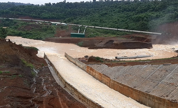 Mở được cửa xả thủy điện Đắk Kar, lại lo lũ lụt ở hạ du - Ảnh 1.
