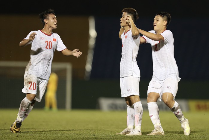 Clip: 3 siêu phẩm giúp U18 Việt Nam đè bẹp U18 Singapore - Ảnh 3.