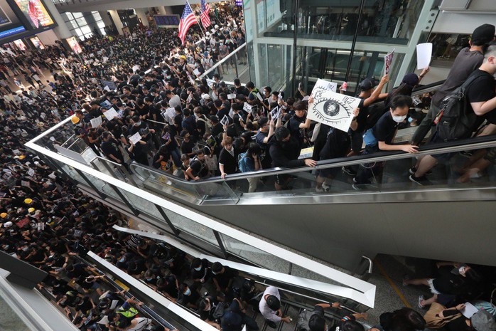 Hàng ngàn người biểu tình chiếm nhà ga sân bay quốc tế Hồng Kông - Ảnh 2.
