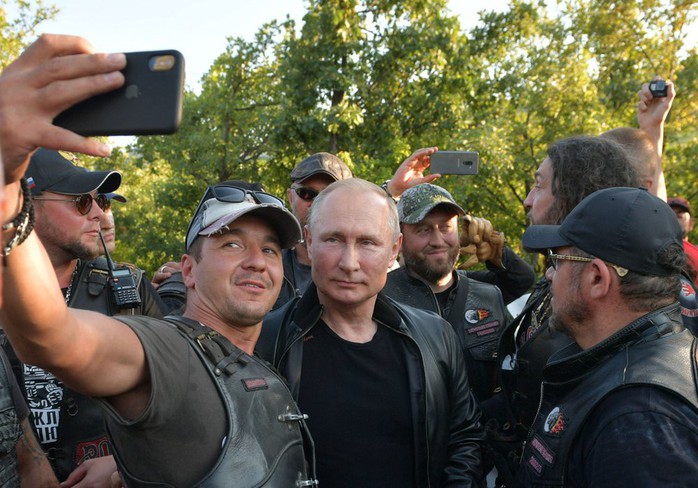 Tổng thống Putin đến buổi biểu diễn xe mô tô ở Crimea, Ukraine phản đối - Ảnh 4.