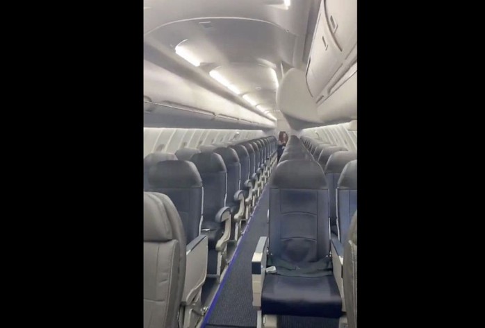Delta Airlines bay với một hành khách, American Airlines bỏ bê nhóm trẻ em - Ảnh 2.