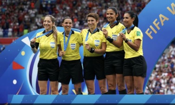 Tổ trọng tài nữ bắt Siêu cúp châu Âu, UEFA nhận gạch đá - Ảnh 3.