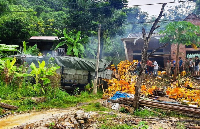 Xe tải chở bia lao vào nhà dân ven đường, tài xế và phụ xe tử vong trong cabin - Ảnh 1.