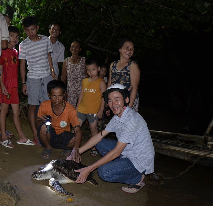 Lần đầu tiên bắt được rùa biển nặng 15 kg trên sông Hiếu - Ảnh 1.