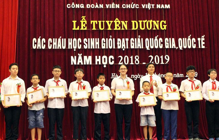 Tuyên dương 186 học sinh giỏi - Ảnh 1.