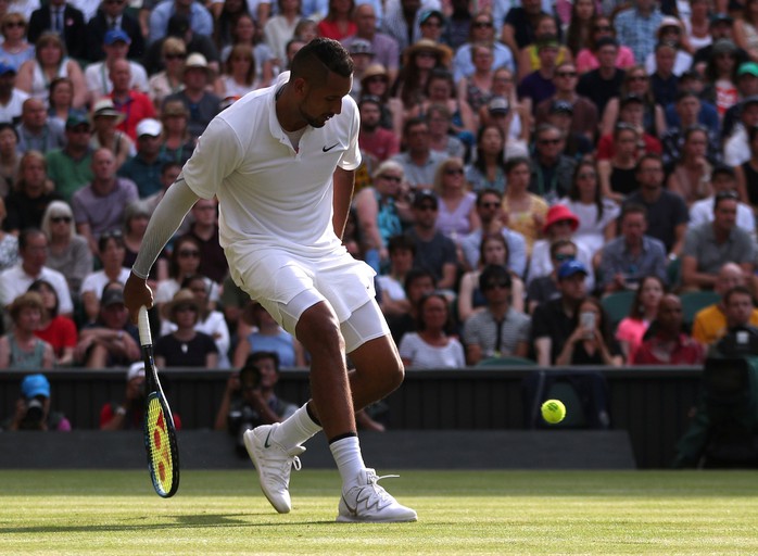 Nick Kyrgios đập gãy vợt, tranh cãi và từ chối bắt tay trọng tài - Ảnh 4.