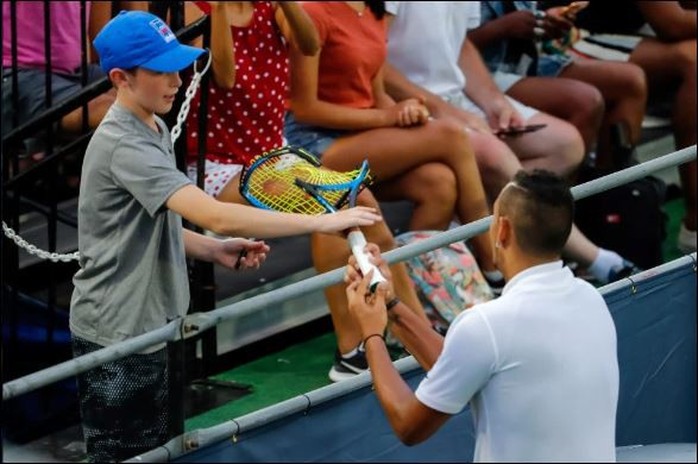 Nick Kyrgios đập gãy vợt, tranh cãi và từ chối bắt tay trọng tài - Ảnh 3.