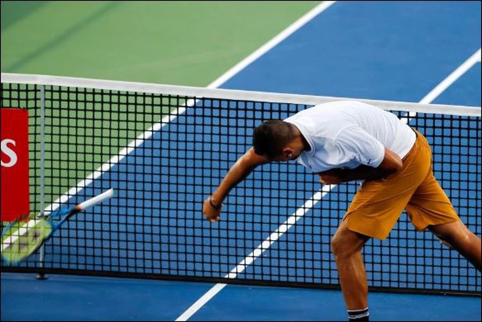 Nick Kyrgios đập gãy vợt, tranh cãi và từ chối bắt tay trọng tài - Ảnh 1.