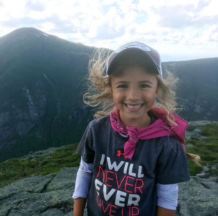 Bé gái 4 tuổi mê leo núi chinh phục thành tích đáng nể - Ảnh 2.